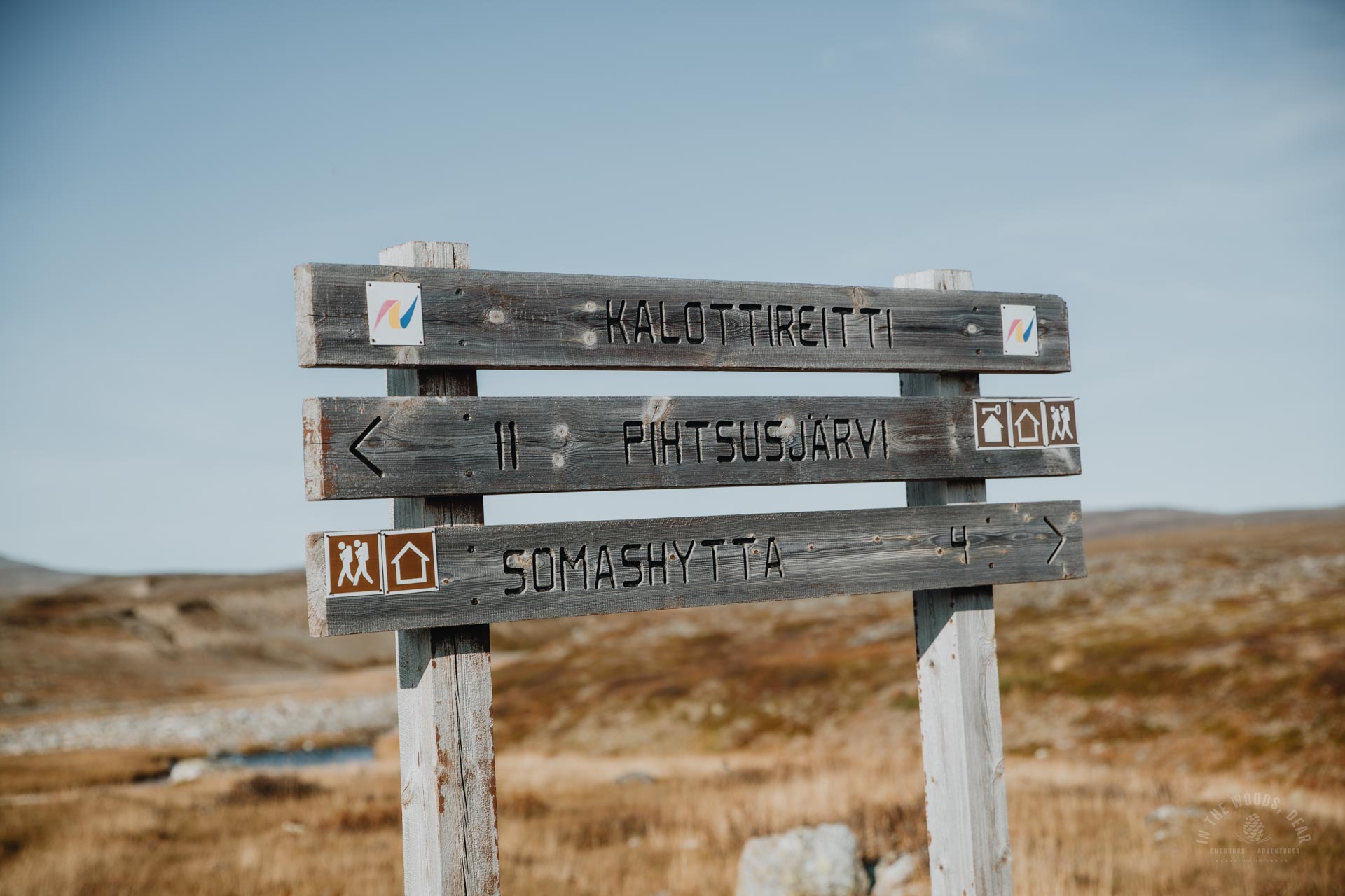 Kopmajoki open wilderness hut, Arctic Trail signpost
